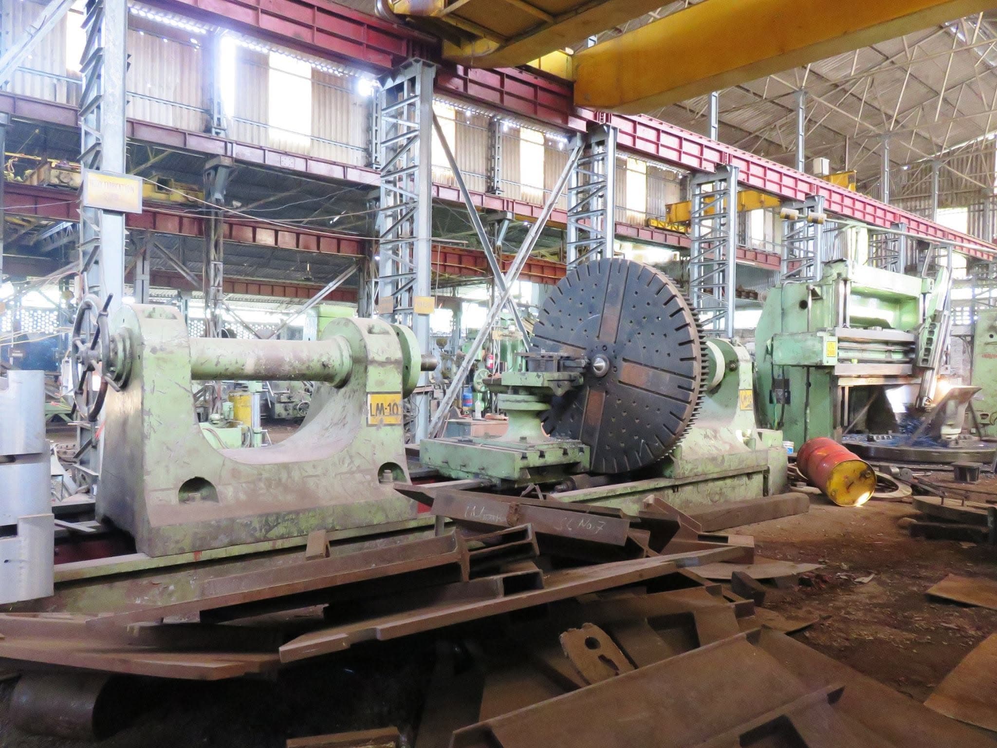 Heavy machine bay